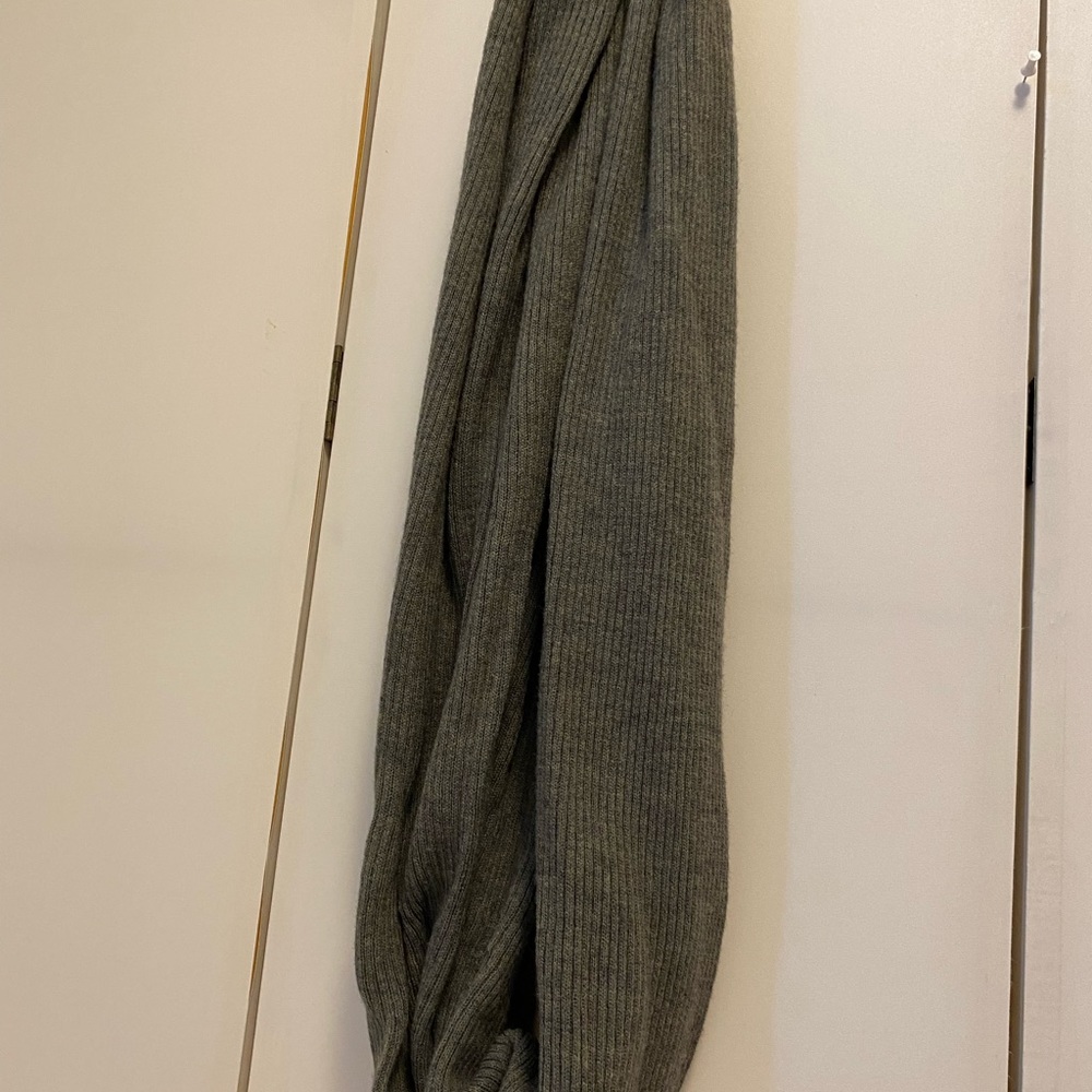 H&M Infinity Gray Scarf 🧣 Soft, Stretchable, and Warm in Ribbed Patterns🧣 - Picture 3 of 11